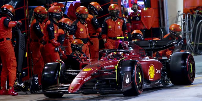 Carlos Sainz (Ferrari) an der Box beim Bahrain-GP der Formel 1. Ferrari Formel 1