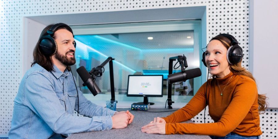 Carolin und David Kebekus bei Aufnahmen zu ihrem gemeinsamen Podcast «Kebekus - was warum wie war».