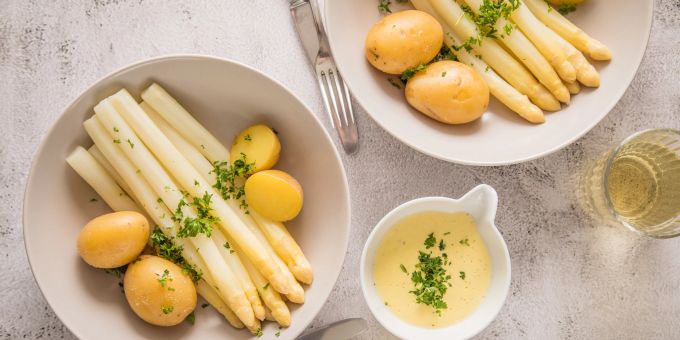 Bei einer falschen Weinauswahl kann das Stangengemüse durchaus etwas metallisch schmecken. Deshalb sollte zum weissen Spargel kein Riesling gewählt werden. Dafür passt besser ein Silvaner. Spargel Kartoffeln weiss Sauce Hollandaise