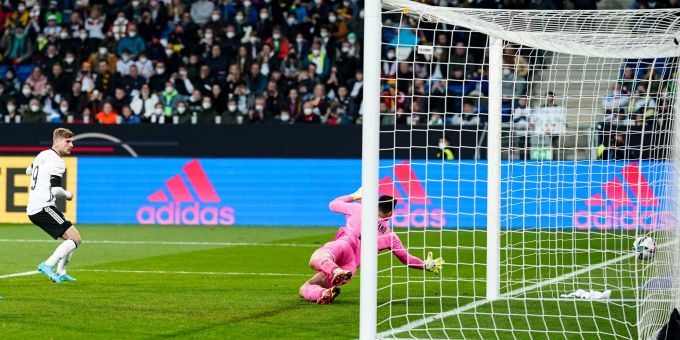 Stürmer Timo Werner (l) erzielt das 2:0. Stürmer Timo Werner (l) erzielt das 2:0.