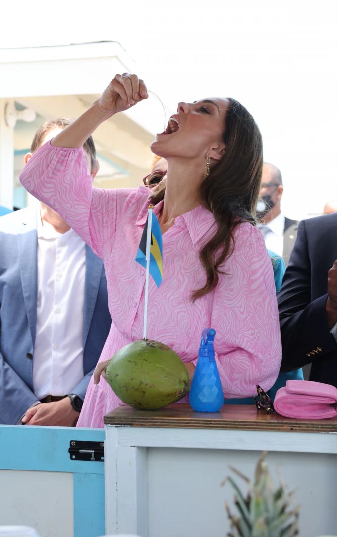 Herzogin Kate geniesst eine «Conch Pistol». Herzogin Kate Kate Middleton