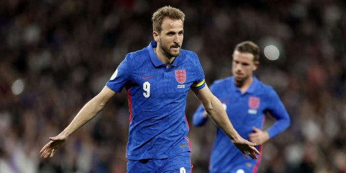 Harry Kane (vorn) jubelt über sein Tor für England zum 2:1 gegen die Schweiz, er reist auch an die WM 2022.. WM 2022