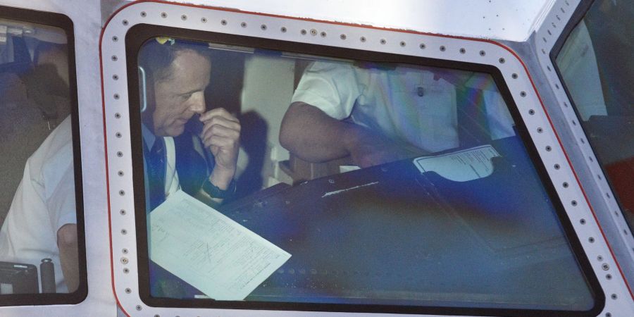 Zwei Männer sitzen im Cockpit des Passagierflugzeugs der United Airlines, das am Hauptstadtflughafen BER auf seinen Start zum Erstflug vom BER zum New Yorker Flughafen Newark wartet.