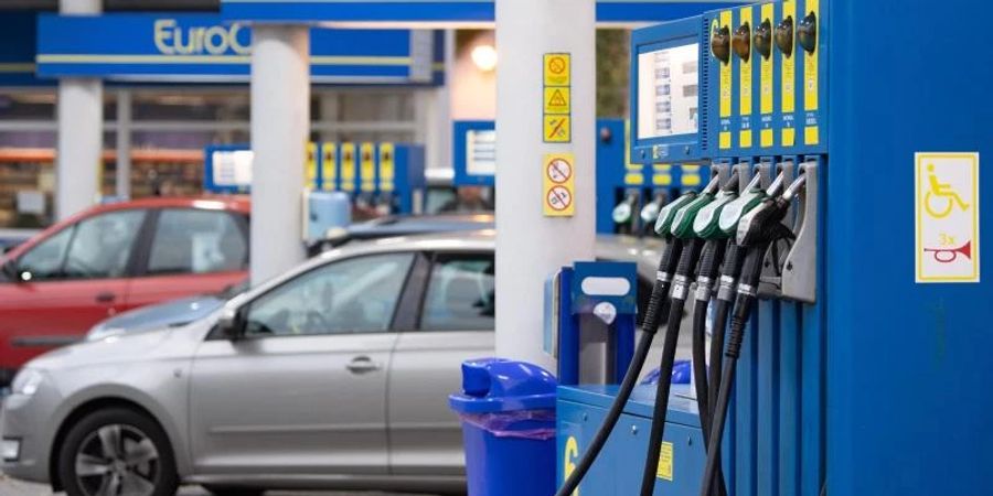 Autos stehen an einer Tankstelle an der deutsch-tschechischen Grenze. Die tschechischen Verbraucherpreise sind zu Jahresbeginn so stark gestiegen wie seit über zwei Jahrzehnten nicht mehr. Foto: Sebastian Kahnert/dpa-Zentralbild/dpa