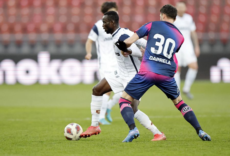 Ousmane Doumbia (l.) vom FCZ im Duell mit Luganos Fabio Daprela (r.).