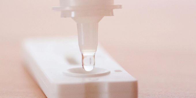 Ein Tropfen Testflüssigkeit fällt aus einem Probenbehälter auf einen Antigen-Schnelltest. Die bundesweite Sieben-Tage-Inzidenz der Corona-Neuinfektionen bleibt auf hohem Niveau. Ein Tropfen Testflüssigkeit fällt aus einem Probenbehälter auf einen Antigen-Schnelltest. Die bundesweite Sieben-Tage-Inzidenz der Corona-Neuinfektionen bleibt auf hohem Niveau.