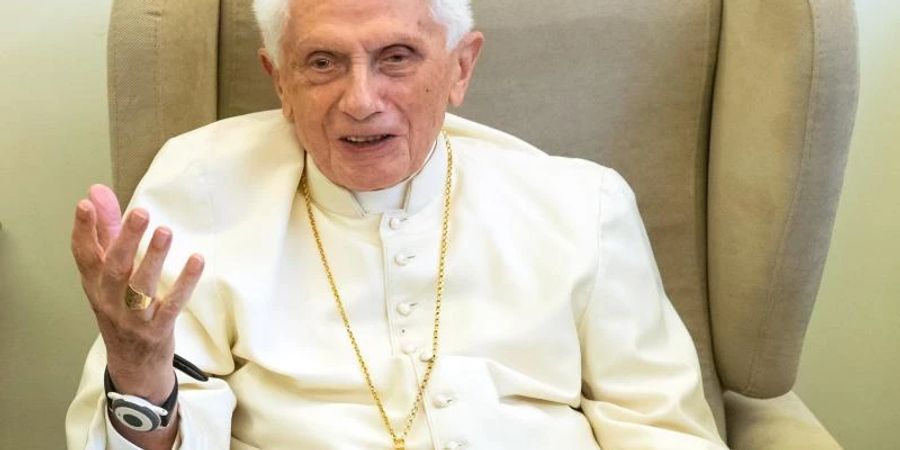 Wurde früher über einen Missbrauch informiert, als er zunächst angab: der emeritierte Papst Benedikt XVI. Foto: Daniel Karmann/dpa
