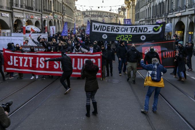 «Jetzt ist Schluss»: Mit diesem Transparent stellt sich eine rechtsradikale Gruppierung gegen die Corona-Massnahmen. Neonazis Corona-Demo
