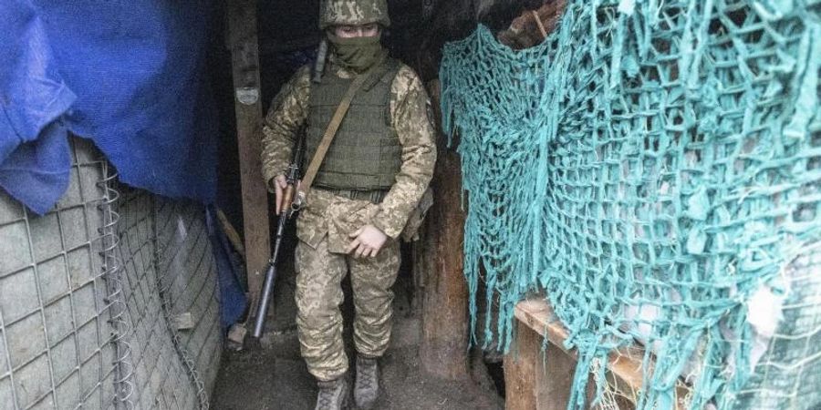 Ein ukrainischer Soldat in einem Schützengraben: Das Land braucht unter anderem «dringend 100.000 Helme und Schutzwesten» für die Freiwilligen. Foto: Andriy Dubchak/AP/dpa