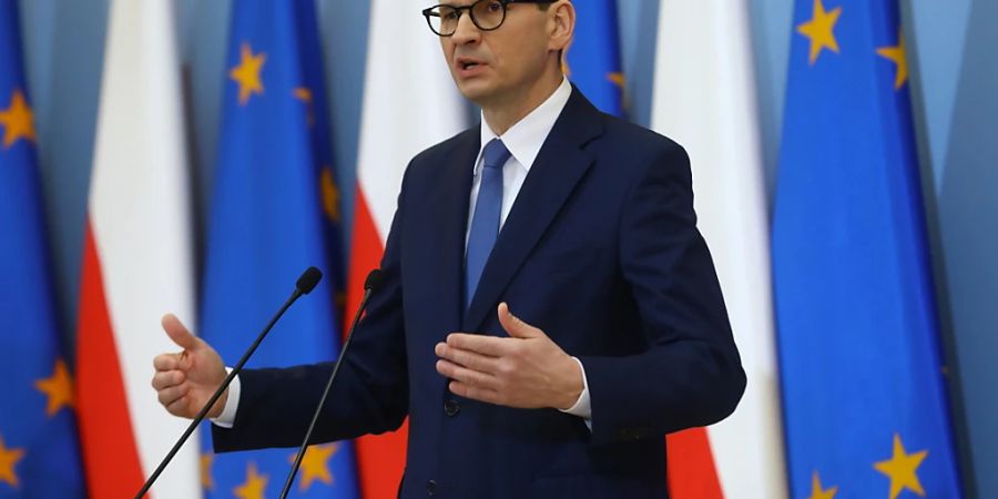 Mateusz Morawiecki, Ministerpräsident von Polen, spricht während einer Pressekonferenz über einen Gesetzesentwurf zur staatlichen Unterstützung von ukrainischen Geflüchteten. Foto: Rafal Guz/PAP/dpa