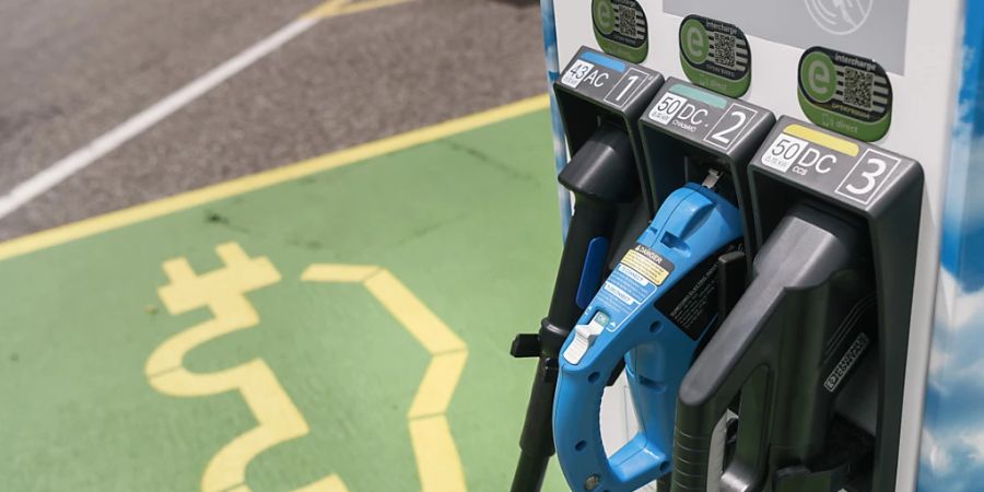 Trotz immer mehr E-Autos fehlt ein gut ausgebautes Netz mit Ladestationen. Der Bund soll pro Jahr 30 Millionen Franken in den Ausbau der öffentlichen Ladeinfrastruktur investieren. Dies fordert der Branchenverband Auto Schweiz. (Archivbild)