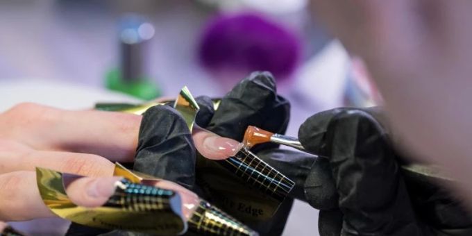 Während eine kanadische Studie vor Chemikalien in Nagelstudios warnt, gibt ein deutscher Experte Entwarnung. Foto: Christin Klose/dpa-tmn/dpa Während eine kanadische Studie vor Chemikalien in Nagelstudios warnt, gibt ein deutscher Experte Entwarnung. Foto: Christin Klose/dpa-tmn/dpa
