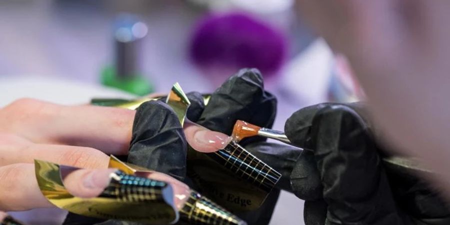 Während eine kanadische Studie vor Chemikalien in Nagelstudios warnt, gibt ein deutscher Experte Entwarnung. Foto: Christin Klose/dpa-tmn/dpa