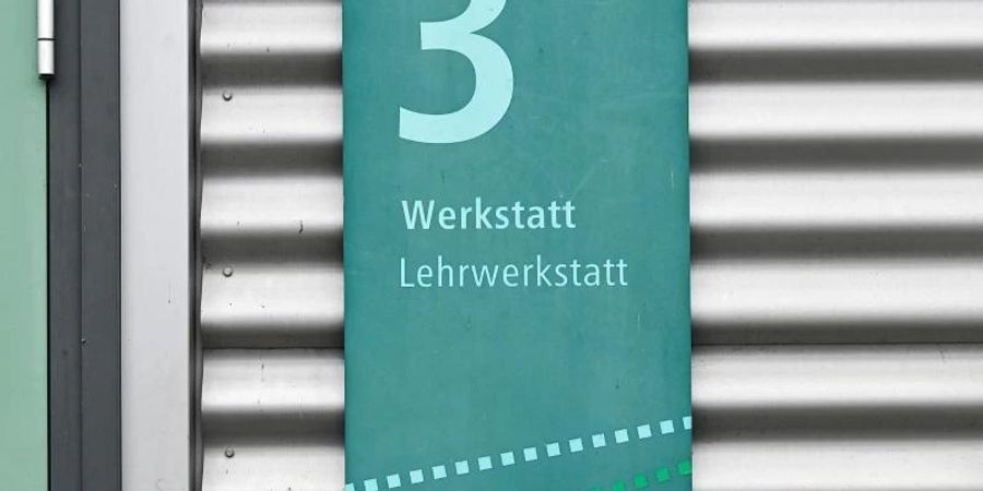 Die Corona-Pandemie hat laut IAB dazu geführt, dass ingesamt weniger Jugendliche ausgebildet worden sind (Symbolbild). Foto: Jens Kalaene/dpa-Zentralbild/ZB