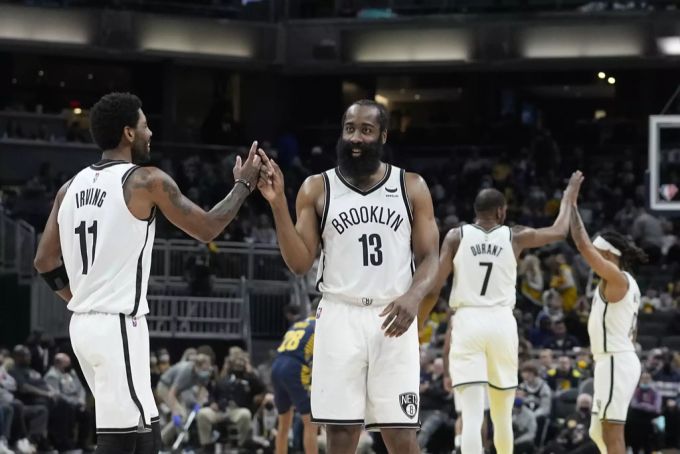 Kyrie Irving und Teamkollege James Harden im Match gegen die Indiana Pacers. Kyrie Irving