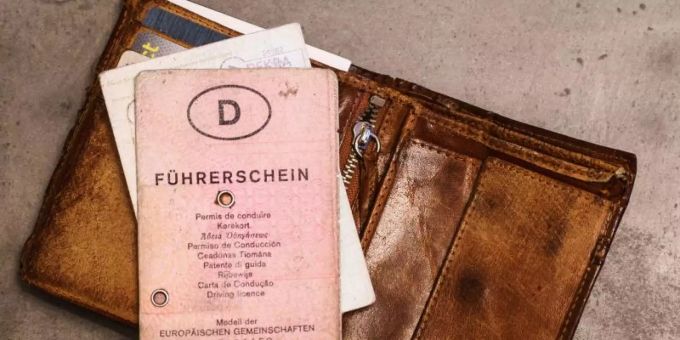 Bald ungültig: Die alten «rosa Führerscheine» müssen umgetauscht werden. Foto: Andreas Arnold/dpa Bald ungültig: Die alten «rosa Führerscheine» müssen umgetauscht werden. Foto: Andreas Arnold/dpa