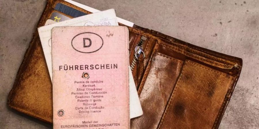Bald ungültig: Die alten «rosa Führerscheine» müssen umgetauscht werden. Foto: Andreas Arnold/dpa