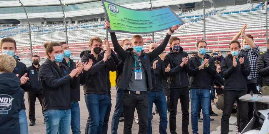 Das Team der Technischen Universität München feiert den zweiten Platz in einem Wettbewerb autonomer Rennwagen am Rande der Technik-Messe CES in Las Vegas. Foto: Andrej Sokolow/dpa
