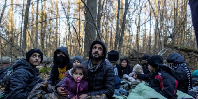 Kurdische Familie auf der polnischen Seite der Grenze zu Belarus Kurdische Familie auf der polnischen Seite der Grenze zu Belarus