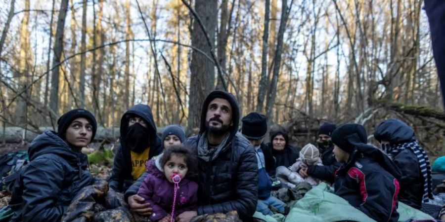 Kurdische Familie auf der polnischen Seite der Grenze zu Belarus