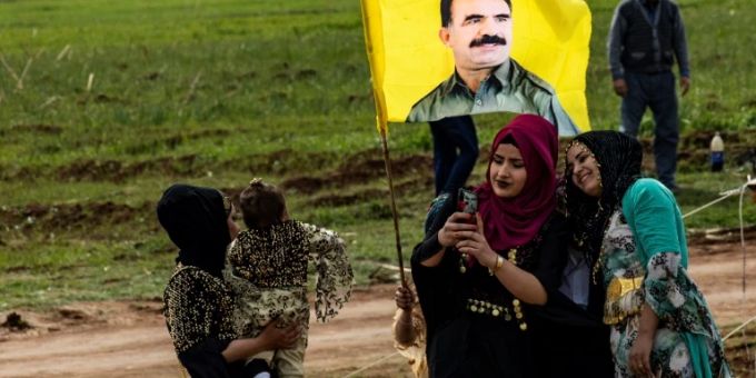 PKK-Anhänger mit einer Fahne in Syrien. pkk