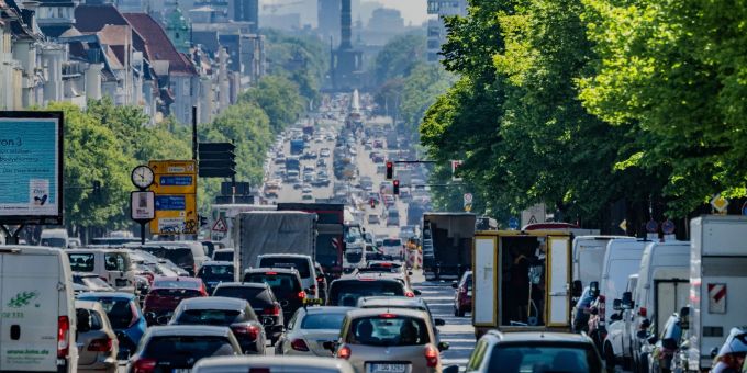 Die Schadstoffbelastung für Bewohner europäischer Grossstädte ist weiterhin zu hoch, so die EU-Umweltagentur. Der Strassenverkehr spielt dabei eine zentrale Rolle. Die Schadstoffbelastung für Bewohner europäischer Grossstädte ist weiterhin zu hoch, so die EU-Umweltagentur. Der Strassenverkehr spielt dabei eine zentrale Rolle.