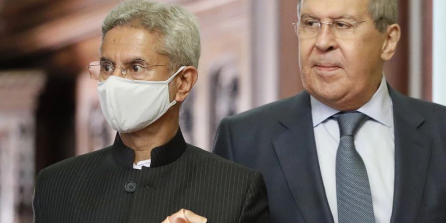 Der russische Aussenminister Sergej Lawrow (rechts) reist nach Neu Delhi, um sich mit seinem indischen Amtskollegen Subrahmanyam Jaishankar zu treffen. (Archivbild)