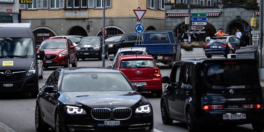 In Zürich und Bern gehen aufgrund der wachsenden Zahl an Fahrzeugen bald die sechsstelligen Kennzeichen aus. (Archivbild)