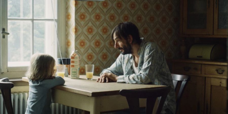 Die kleine Nina (Lia Hahne) sieht in ihrem alkoholkranken Onkel Josef (Fabian Krüger) nicht die Sucht, sondern den Menschen. Dafür wird er sich Jahre später revanchieren.