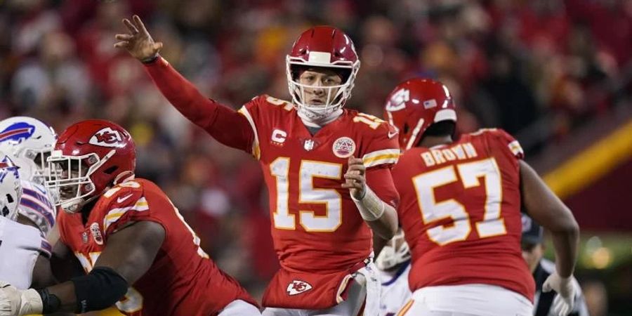 Der Quarterback der Kansas City Chiefs, Patrick Mahomes (15), wirft einen Pass. Foto: Charlie Riedel/AP/dpa