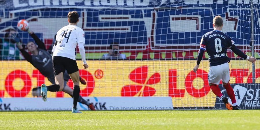 Kiels Alexander Mühling (r) trifft per Strafstoss zum 1:0 für Holstein Kiel gegen den FC Indolstadt.