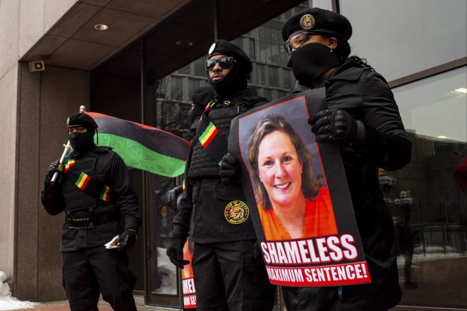 Auch die «Black Panthers» waren vor der Gerichtsgebäude in Minneapolis zugegen. Daunte Wright Officer Trial