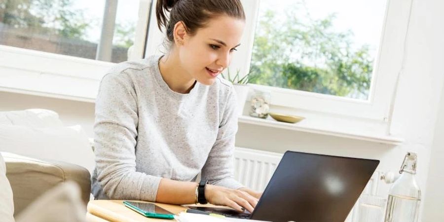 Die Hochschule Merseburg informiert Studierende über ihre Masterstudiengänge in einer mehrtägigen Online-Veranstaltung. Foto: Christin Klose/dpa-tmn