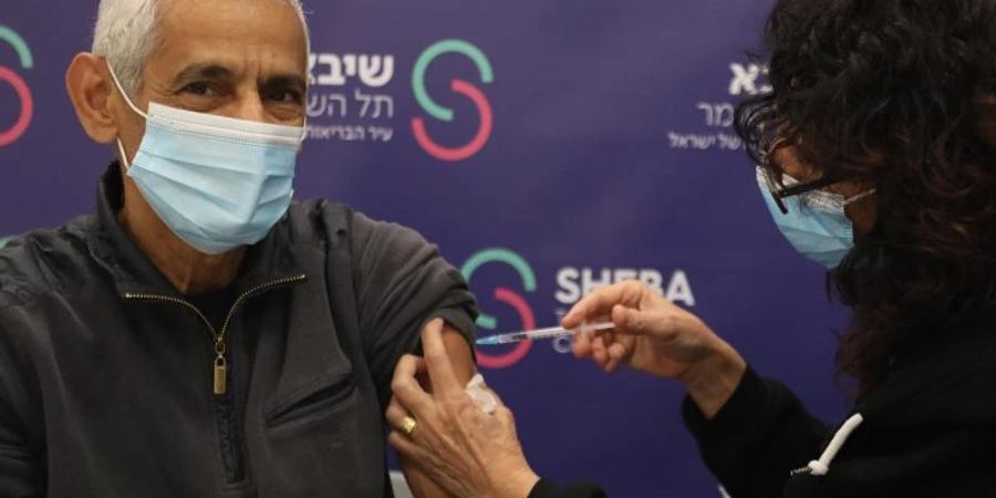Ein Mann erhält im Schiba-Krankenhaus in Ramat Gan die vierte Dosis des Corona-Impfstoffs. Foto: Gideon Markowicz/JINI/XinHua/dpa