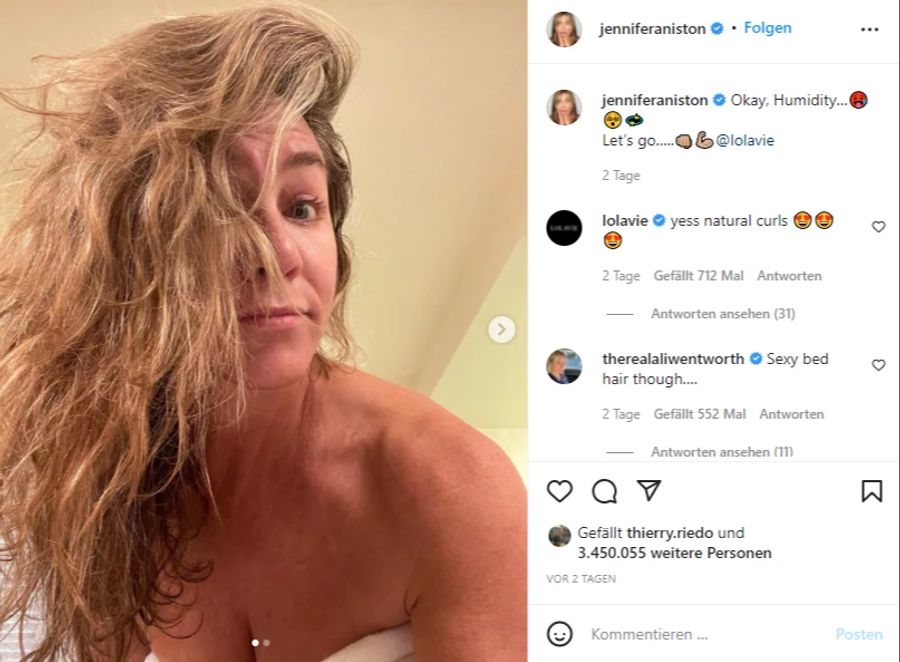 Jennifer Aniston grüsst herrlich normal auf Instagram.