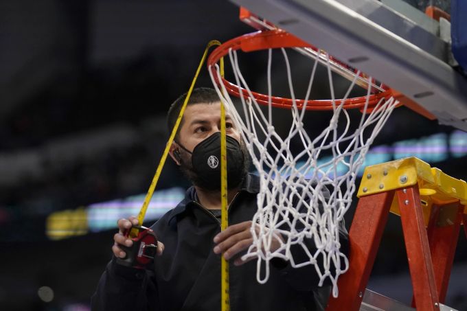 Das Spiel der Mavericks und 76ers musste wegen einem Korbtausch unterbrochen werden. Dallas Mavericks