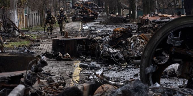 Ukraine-Krieg: Videos Zeigen Russen-Soldaten Nahe Leichen In Butscha ...