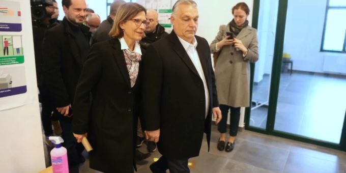 Orban mit seiner Frau Aniko Levai im Wahllokal Orban mit seiner Frau Aniko Levai im Wahllokal