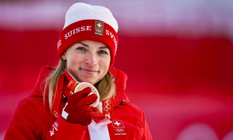 Lara Gut-Behrami freut sich über ihre Bronze-Medaille im Riesenslalom.