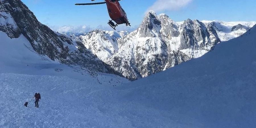 In Österreich waren von Freitag bis Sonntag neun Menschen in Lawinen umgekommen. Foto: -/Bayerisches Rotes Kreuz/dpa