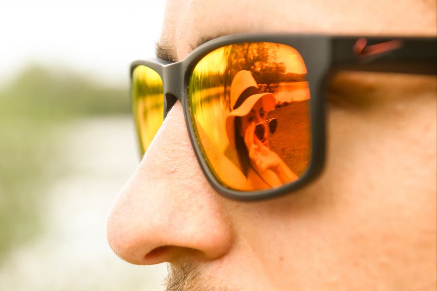 Brille orangefarben Sonne Reflex