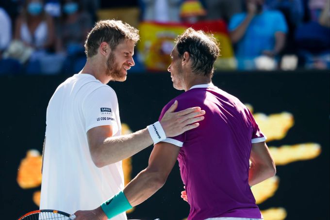 Yannick Hanfmann (li.) gratuliert Rafael Nadal an den Australian Open. Rafael Nadal Australian Open