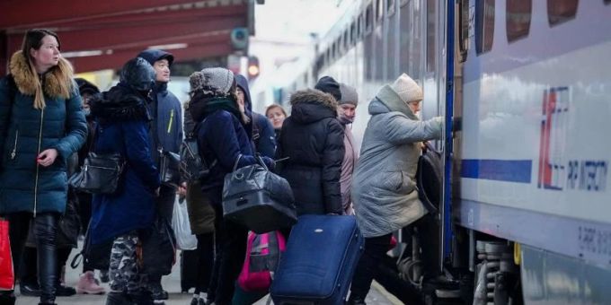 Geflüchtete aus der Ukraine steigen am Bahnhof von Przemysl in der Nähe der ukrainisch-polnischen Grenze in einen Zug. ukraine flüchtlinge