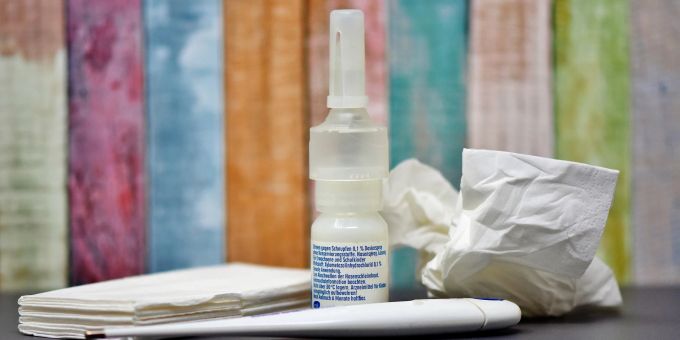 Nau Gesundheit - So setzen Sie Nasensprays bei Heuschnupfen ein