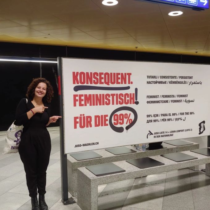 Nevin Hammad im Jahr 2019 neben einem Juso-Plakat gemeindreatswahl