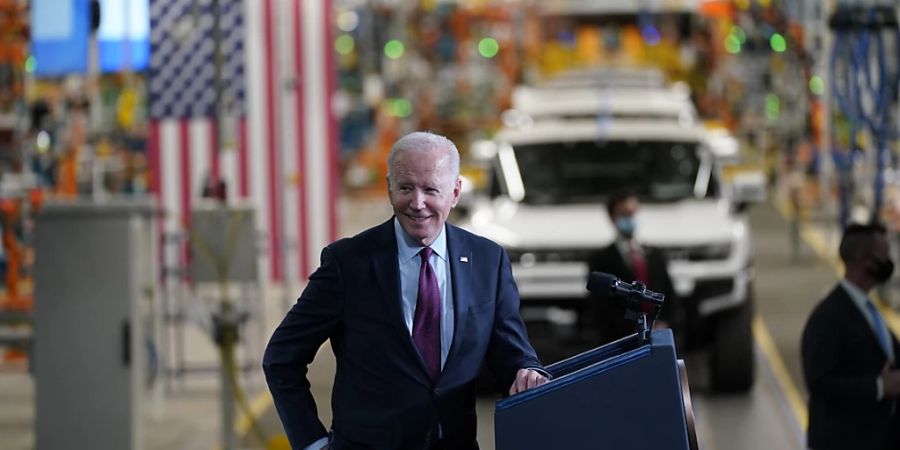 US-Präsident Joe Biden hat unlängst die Produktion von Elektro-Autos des General-Motors-Konzerns in Detroit besucht. (Archivbild)