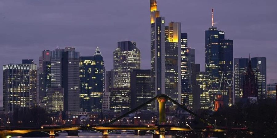 Blick auf die Skyline der Bankenstadt Frankfurt: Deutschlands Mittelständler müssen nach Berechnungen der Bundesbank keine deutliche Verteuerung von Krediten infolge der verschärften Kapitalvorschriften für Banken fürchten. Foto: Arne Dedert/dpa