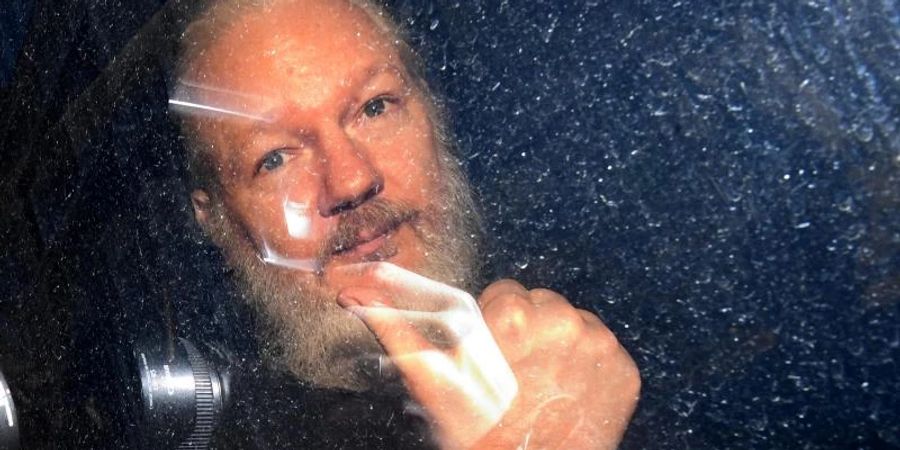 Unterstützer des Gründers von WikiLeaks, Julian Assange, erwarten eine baldige Entscheidung über dessen Berufung gegen die Aufhebung des Auslieferungsverbots. Foto: Victoria Jones/PA Wire/dpa