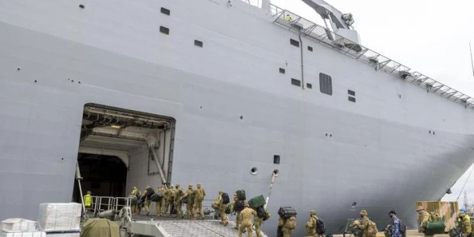 Soldaten betreten im Hafen von Brisbane die HMAS Adelaide bevor sie nach Tonga abreisen. Foto: Robert Whitmore/ADF/AP/dpa tonga
