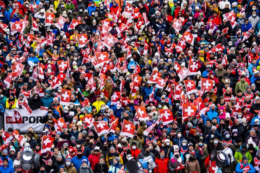 Zahlreiche Zuschauer – teils mit, teils ohne Schutzmasken – stehen im Zielbereich des Weltcup-Rennens in Adelboden BE.